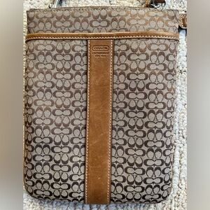 Coach crossbody logo bag. 8.5 x 6.5
Very good condition.